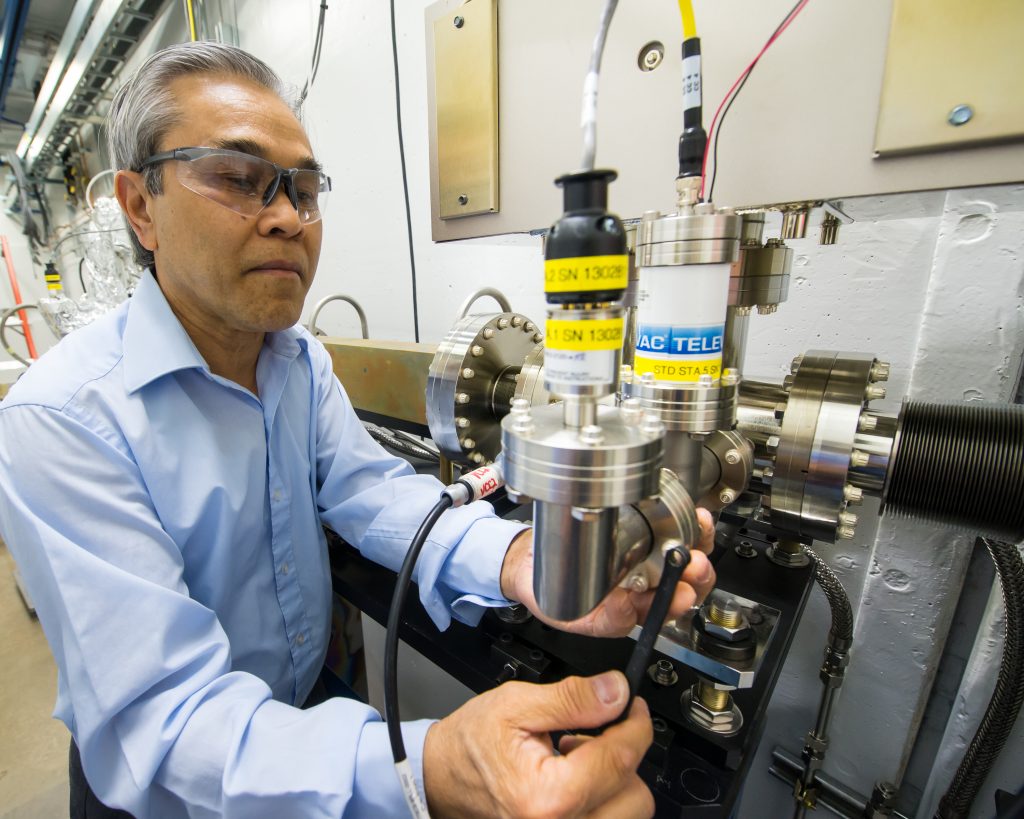 Scienziato del Laboratorio Nazionale Argonne con i misuratori di vuoto Televac